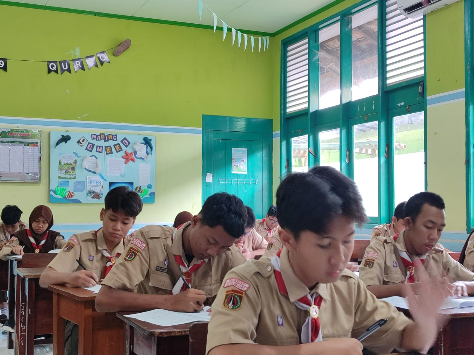 Siswa IX Qurro Mengerjakan Asesmen Sumatif